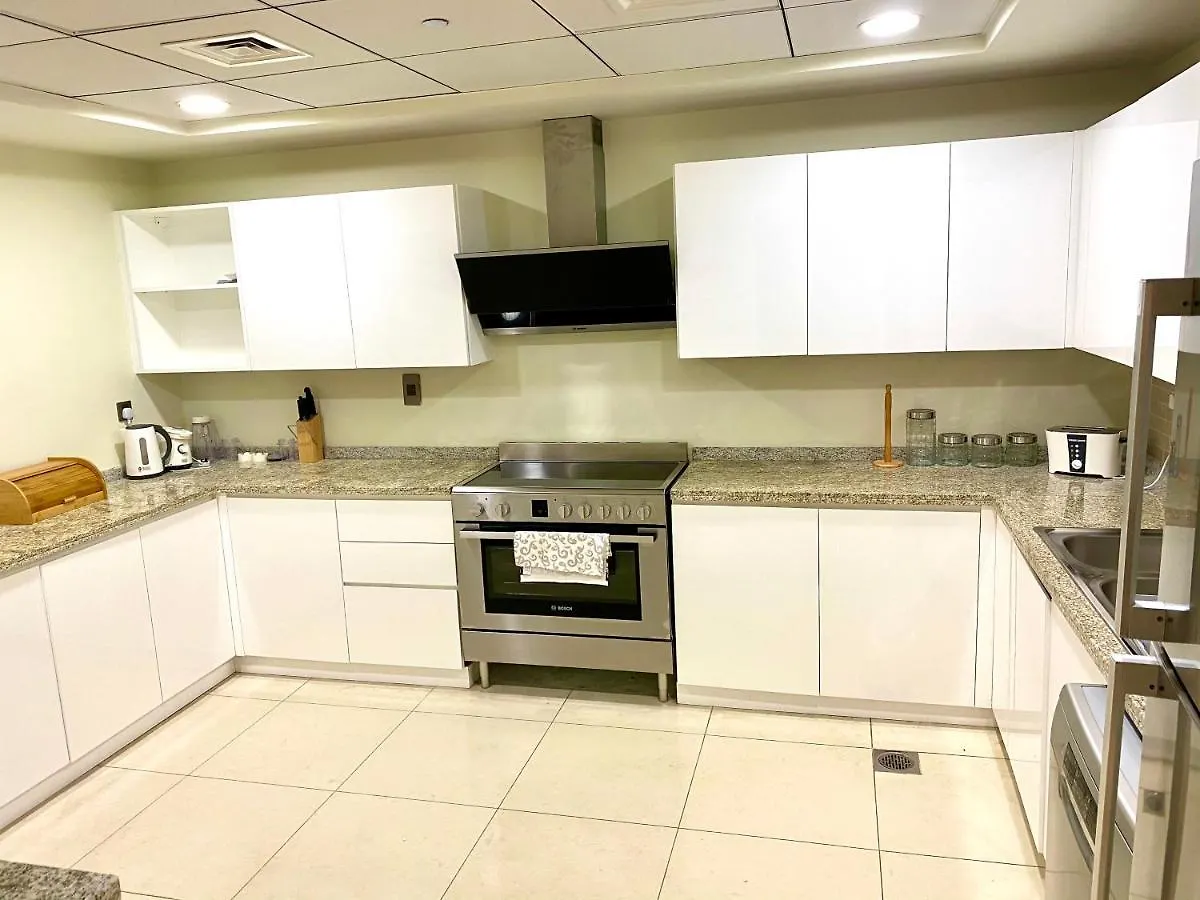 Spacious 4 Bd Apartment With Amazing Sea View Dubai